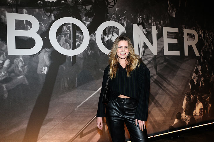 Schauspielerin Mitsou Jung am 19.01.2023 bei der Fashion Show „BOGNER CELEBRATES MARIA 23“ der Herbst/Winter Kollektion 2023/2024 als Tribute für Maria Bogner’s erste Kollektion und Modenschau 1948 im Hofbräuhaus (©Foto: Gisela Schober/Getty Images/PR für Bogner)